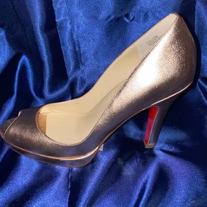 Brand new metallic pink leather heels